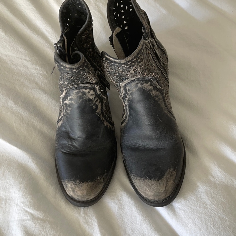 Distressed coral circle G brand booties